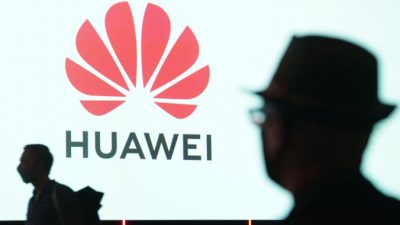 Люди направляются к платформе Huawei на выставке в Берлине, Германия, 3 сентября 2020 г. Sean Gallup/Getty Images