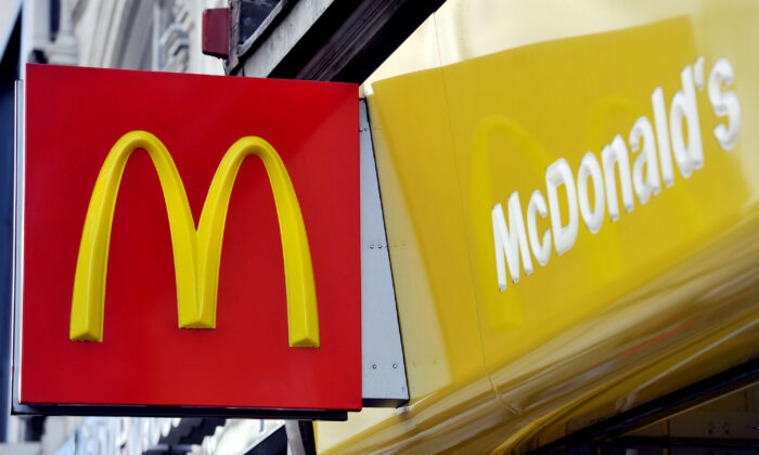 Вывеска McDonald’s на фотографии из архива от 6 января 2016 г.