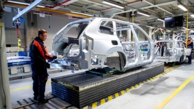 Вид изнутри завода Volvo Cars в Торсланде, Гётеборг, Швеция, 17 апреля 2020 г. Adam Ihse/TT News Agency/via Reuters/File photo