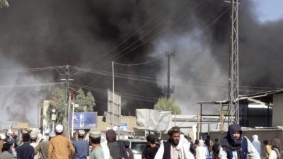 Дым поднимается после боёв между талибами* и афганскими спецслужбами в городе провинции Кандагар к югу от Кабула, Афганистан, 12 августа 2021 г. Sidiqullah Khan/AP Photo