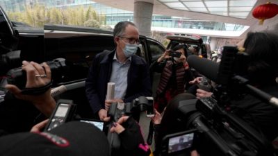Питер Бен Эмбарек из группы Всемирной организации здравоохранения беседует с журналистами после завершения миссии ВОЗ по расследованию причин пандемии коронавируса в Ухане, китайская провинция Хубэй, 10 февраля 2021 г. Ng Han Guan, File/AP Photo