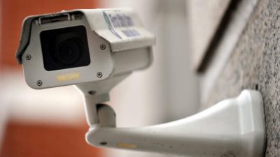 Камера видеонаблюдения на стене здания в центре Лондона на недатированной файловой фотографии. Clive Gee/PA