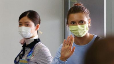 Белорусская бегунья Кристина Тимановская, укрывшаяся в посольстве Польши в Токио, машет рукой, когда садится на рейс в Вену в международном аэропорту Нарите, к востоку от Токио, Япония, 4 августа 2021 г. Issei Kato / Reuters
