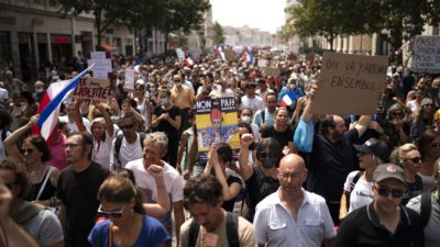 Протестующий держит табличку с надписью «Нет паспорту здоровья» во время демонстрации в Марселе, на юге Франции, 7 августа 2021 г. Daniel Cole / AP Photo