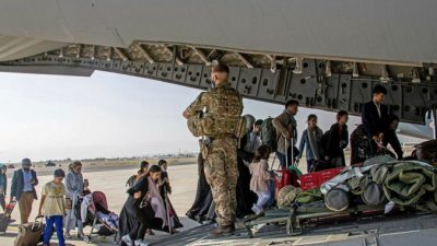 Британские граждане и лица с двойным гражданством, проживающие в Афганистане, садятся в военный самолёт для эвакуации из аэропорта Кабула, Афганистан, 16 августа 2021 г. LPhot Ben Shread / UK MOD Crown copyright 2021 / Handout via Reuters