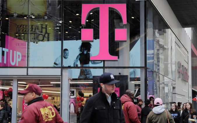 Пешеходы проходят мимо магазина T-Mobile в Нью-Йорке 27 апреля 2018 г. Lucas Jackson/Reuters
