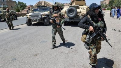 Солдаты Афганской национальной армии идут по дороге в районе Енджил провинции Герат, 1 августа 2021 г. (Hoshang Hashimi/AFP via Getty Images)