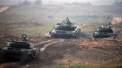 Танки принимают участие в совместных российско-белорусских учениях «Запад-2017» (West-2017) на полигоне недалеко от города Борисов 20 сентября 2017 г. (Сергей Гапон / AFP через Getty Images)