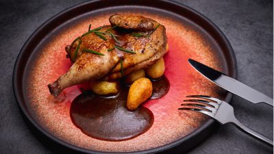 Фермерский цыпленок на подушке из мускусной дыни (предоставлено рестораном Nebar)