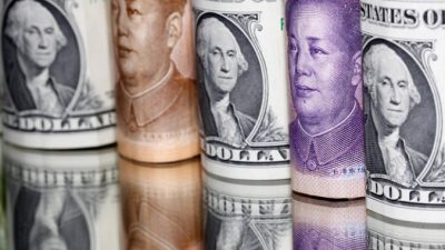 Банкноты китайского юаня и доллара США 10 февраля 2020 года. (Dado Ruvic/Illustration/Reuters)