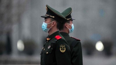 Китайские солдаты стоят на страже возле площади Тяньаньмэнь в Пекине 5 марта 2021 г. (Nicolas Asfouri/AFP via Getty Images)