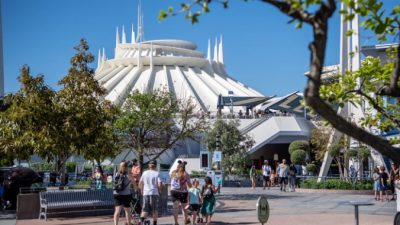 Гости прибывают в Tomorrowland в Диснейленд в Анахайме, Калифорния, 30 апреля 2021 г. (Ричард Харбо / Disneyland Resort через Getty Images)