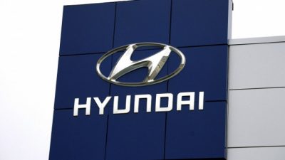 Логотип Hyundai возле автосалона Hyundai в Голдене, штат Колорадо, 3 ноября 2014 г. (Рик Уилкинг / Фото из архива / Reuters)