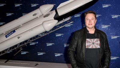 Владелец SpaceX и генеральный директор Tesla Илон Маск позирует на красной дорожке церемонии Axel Springer Award 2020 в Берлине, Германия, 1 декабря 2020 г. (Britta Pedersen-Pool/Getty Images)