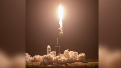 Ракета SpaceX Falcon 9, увенчанная беспилотным космическим кораблём Dragon, взлетает вверх со стартового комплекса НАСА 39A Космического центра Кеннеди во Флориде
