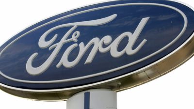 Вывеска Ford Motor Company у дилерского центра Ford в Трое, штат Мичиган, 3 ноября 2008 г. (Bill Pugliano / Getty Images)
