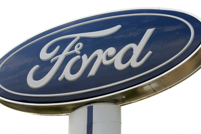 Вывеска Ford Motor Company у дилерского центра Ford в Трое, штат Мичиган, 3 ноября 2008 г. (Bill Pugliano / Getty Images)