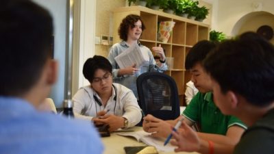 Консультант колледжа беседует со студентами во время занятий в Elite Scholars China (ESC), где студенты могут получить рекомендации, наставничество и советы по лучшим курсам, отвечающим их интересам и навыкам, в Пекине, Китай, 19 июля 2019 г.  (GREG BAKER/AFP /Getty Images)