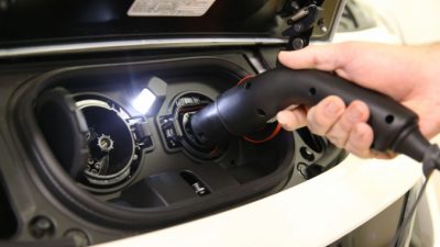 Устройство для зарядки нового автомобиля Nissan Leaf показано 11 июля 2019 года в Мельбурне, Австралия. (Michael Dodge/Getty Images)