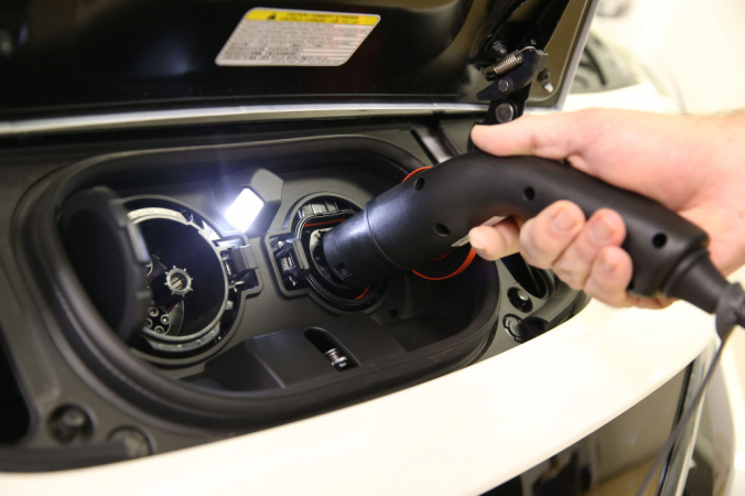 Устройство для зарядки нового автомобиля Nissan Leaf показано 11 июля 2019 года в Мельбурне, Австралия. (Michael Dodge/Getty Images)