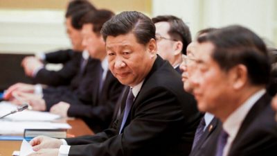 Президент Китая Си Цзиньпин (в центре) на переговорах в президентском дворце в Нейпьидо, Бирма, 18 января 2020 г. (NYEIN CHAN NAING / POOL / AFP via Getty Images )