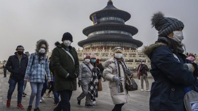 Туристы в защитных масках совершают экскурсиюпо территории Храма Неба в Пекине, Китай, 27 января 2020 г. (Кевин Фрайер / Getty Images)