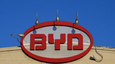Логотип BYD изображён на вершине офиса компании в Лос-Анджелесе, Калифорния, 13 мая 2020 года. (FREDERIC J. BROWN/AFP via Getty Images)