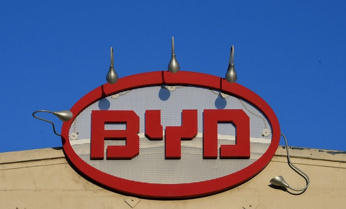 Логотип BYD изображён на вершине офиса компании в Лос-Анджелесе, Калифорния, 13 мая 2020 года. (FREDERIC J. BROWN/AFP via Getty Images)