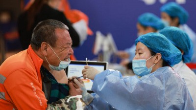 Китайский рабочий получает вакцину против Covid-19 от China National Biotec Group (CNBG) в Шеньяне , китайская провинция Ляонин, 23 мая 2021 года. (STR/AFP via Getty Images)