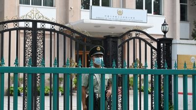 Китайский военизированный полицейский стоит на страже у посольства Афганистана в Пекине