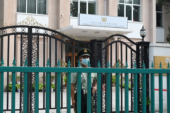 Китайский военизированный полицейский стоит на страже у посольства Афганистана в Пекине