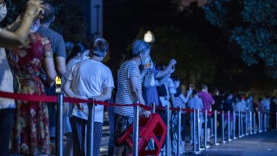 Жители выстраиваются в очередь для проверки на COVID-19 в Ухане в центральной китайской провинции Хубэй 3 августа 2021 г. (STR/AFP via Getty Images)