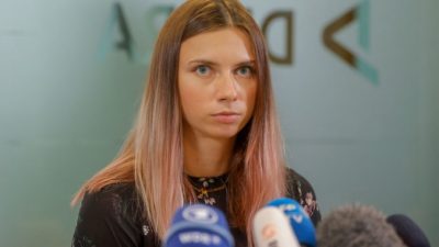 Белорусская олимпийская спортсменка Кристина Тимановская выступает на пресс-конференции 5 августа 2021 года в Варшаве. Фото:  WOJTEK RADWANSKI/AFP via Getty Images
