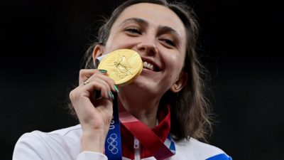 Золотая медалистка Мария Ласицкене празднует победу в прыжках в высоту на Олимпийских играх-2020, Токио 7 августа 2021 года. JAVIER SORIANO/AFP via Getty Images