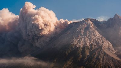 Гора Мерапи, самый активный индонезийский вулкан, выбрасывает вулканический пепел и лаву от Слемана до Йогуакарта 11 августа 2021 года. Photo de Daffa Ramya Kanzuddin / AFP via Getty Images