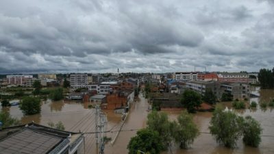Затопленные улицы после проливных дождей в Суйчжоу, центральная китайская провинция Хубэй, 12 августа 2021 г. (STR/CNS/AFP via Getty Images)