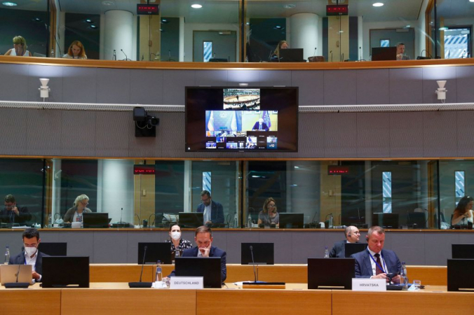 Верховный представитель Европейского союза по иностранным делам Жозеп Боррель на экране монитора во время видеоконференции Совета по иностранным делам в связи с ситуацией в Афганистане, Брюссель, 17 августа 2021 года. - Photo by JOHANNA GERON/POOL/AFP via Getty Images