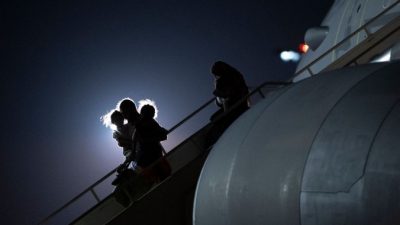 Пассажиры, эвакуированные из Афганистана, выходят из самолёта Airbus KC2 Voyager британских ВВС (RAF) после приземления на станции RAF Brize Norton на юге Англии 24 августа 2021 года. Талибы дали крайний срок для эвакуации из Афганистана до конца месяца. Любая задержка, по их словам, приведёт к «последствиям». JUSTIN TALLIS/AFP via Getty Images