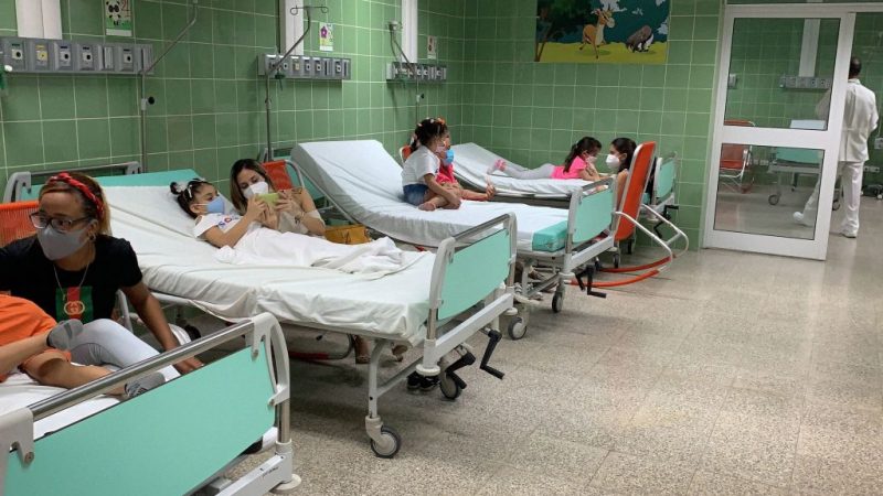 Дети находятся под наблюдением после вакцинации против COVID-19 кубинской вакциной Soberana Plus 24 августа 2021 года в больнице Хуана Мануэля Маркеса в Гаване в рамках исследования вакцины у детей и подростков.