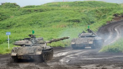 Танки Тип-74 Сухопутных сил самообороны Японии (JGSDF) движутся во время учений с боевой стрельбой на полигоне JGSDF в районе маневров Восточная Фудзи 22 мая 2021 года в Готемба, Сидзуока, Япония. (Akio Kon - Pool/Getty Images)