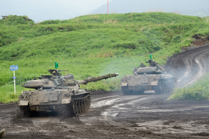 Танки Тип-74 Сухопутных сил самообороны Японии (JGSDF) движутся во время учений с боевой стрельбой на полигоне JGSDF в районе маневров Восточная Фудзи 22 мая 2021 года в Готемба, Сидзуока, Япония. (Akio Kon - Pool/Getty Images)