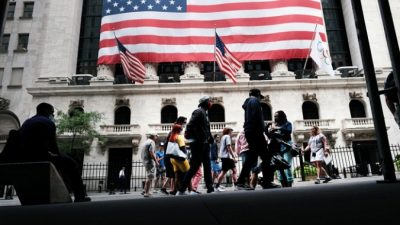 Люди проходят мимо Нью-Йоркской фондовой биржи (NYSE) в Нью-Йорке 10 августа 2021 г. (Spencer Platt / Getty Images)