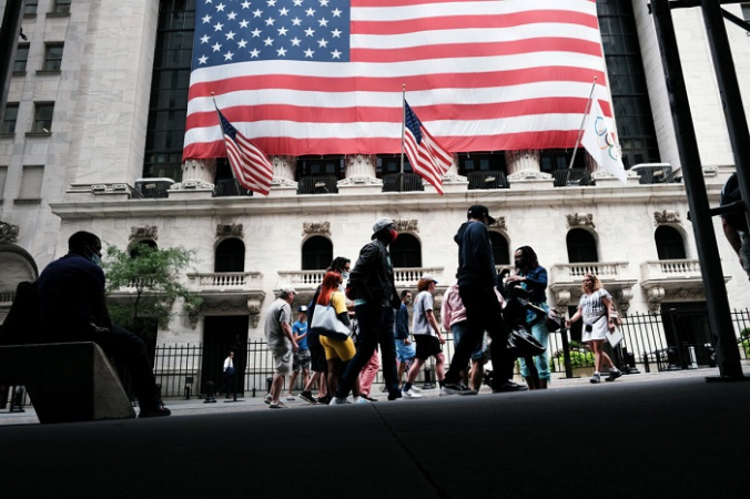 Люди проходят мимо Нью-Йоркской фондовой биржи (NYSE) в Нью-Йорке 10 августа 2021 г. (Spencer Platt / Getty Images)
