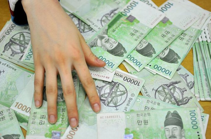 Корея: под купленным старым холодильником он обнаружил 80 000 евро (Crédit photo JUNG YEON-JE/AFP via Getty Images)