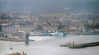 Испанский морской порт Сеута на северном побережье Африки, 26 октября 2016 года. Сегодня Россия отказалась от планов по дозаправке военных кораблей, направляющихся в Сирию, в порту Сеута, испанской территории на северном побережье. JORGE GUERRERO/AFP via Getty Images