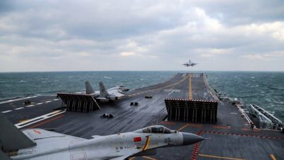 Китайские истребители J-15 запускаются с палубы авианосца Liaoning во время военных учений в Желтом море у восточного побережья Китая 23 декабря 2016 г. (STR/AFP via Getty Images)