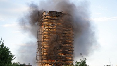 Дым валит из горящего 20-этажного жилого дома в Милане, Италия, в воскресенье, 29 августа 2021 г. (Luca Bruno/AP Photo)
