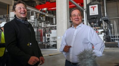 Генеральный директор Tesla Илон Маск и лидер партии Христианско-демократического союза (ХДС) Армин Лашет посещают строительную площадку гигафабрики Tesla в Грюнхайде недалеко от Берлина, 13 августа 2021 г. (Patrick Pleul/Pool via Reuters)