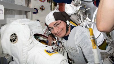 Астронавт и бортинженер 65-й экспедиции Марк Ванде Хай осматривает скафандр в рамках подготовки к выходу в открытый космос на Международной космической станции 17 августа 2021 г. (NASA via AP)