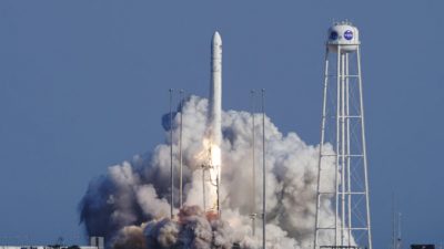 Ракета Antares компании Northrop Grumman отрывается от стартовой площадки на испытательном полигоне НАСА на острове Уоллопс, штат Вирджиния, 10 августа 2021 г. (Стив Хелбер / AP Photo)